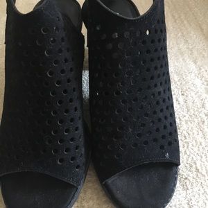 Girls black pump shoes